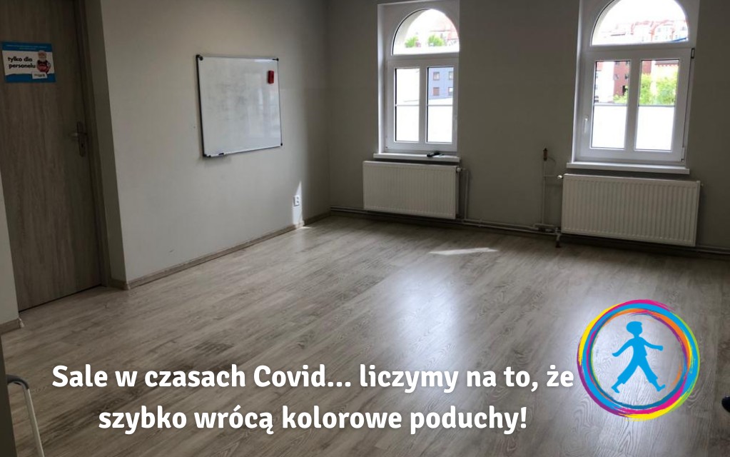 Poczekalnia podczas Covid 19 bez zabawek zachowanie odstepow 4 edited