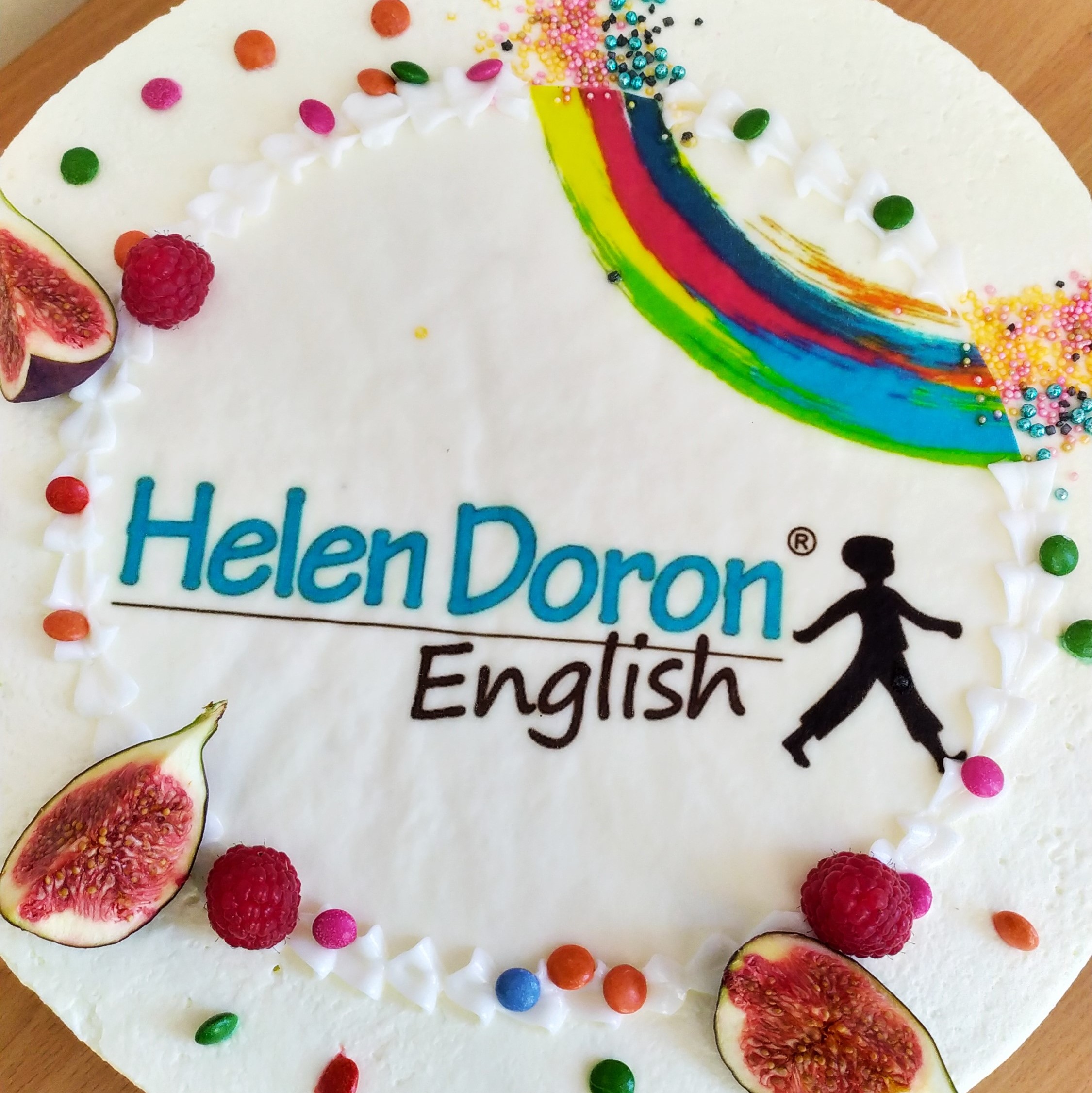 Tort z logiem Helen Doron