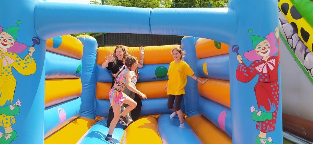 Wielki piknik rodzinny naszej szkoły 27 received 2602377093235293 - Helen Doron English