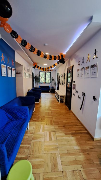 Szkoła językowa Chorzów - korytarz z dekoracjami