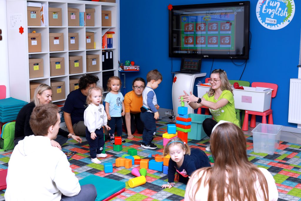 Kurs angielskiego Chorzów dla 2 latków oraz 3 latków razem z rodzicami. Wspólna nauka przez zabawę.