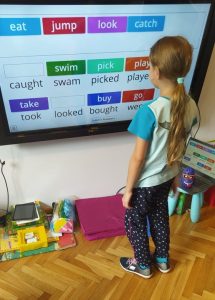 Elementy multimedialne, gry interaktywne podczas zajęć. Kurs angielskiego Chorzów.