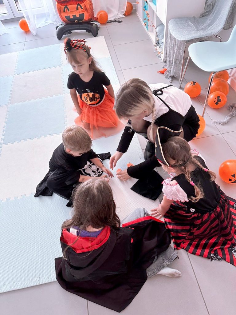 HALLOWEEN W HELEN DORON KRAŚNIK 8 571158105 1438411961618901 3523202978110439508 n - Helen Doron English