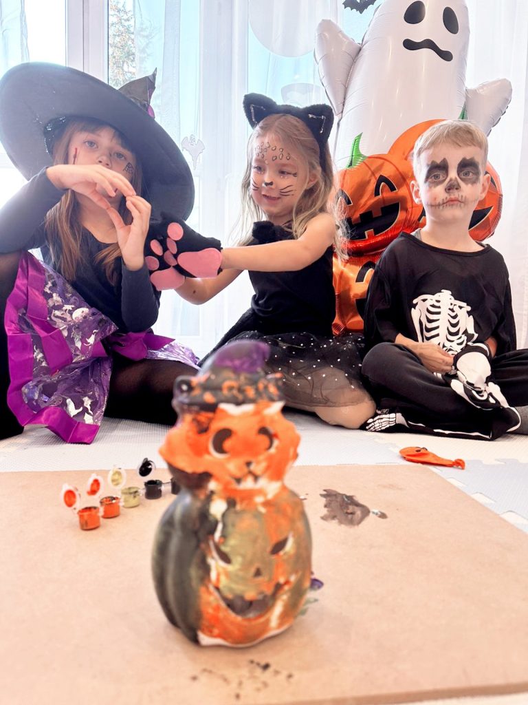 HALLOWEEN W HELEN DORON KRAŚNIK 16 571234759 1438411808285583 4990115357462043695 n - Helen Doron English